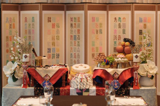 업 스케일 라이프 스타일 비즈니스호텔을 표방하는 이비스 스타일 앰배서더 서울 강남 & 명동이 올해 내내 합리적인 가격의 소규모 돌잔치 패키지를 선보인다. 이비스 스타일 앰배서더 서울 강남에서는 최소 10인부터 이용이 가능한 맞춤형 소규모 돌잔치 패키지인 '해피 퍼스트 벌쓰데이 인 스타일'를 제안한다. 뷔페 패키지와 고메(Gourmet) 패키지 두 가지 중 선택할 수 있다. 별도의 추가 요금 없이 단독 프라이빗 룸 무료 대관, 식사, 전통 혹은 웨스턴 돌 상과 포토 테이블, 돌잡이 이벤트가 포함된다. 이비스 스타일 앰배서더 서울 강남 & 명동 제공